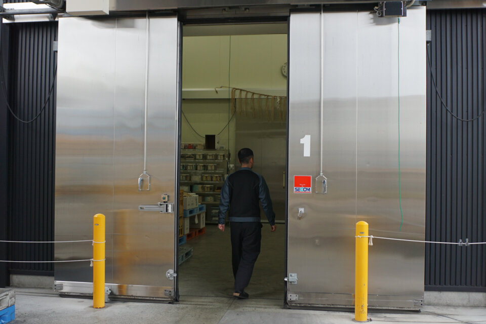 貯蔵庫。大信州酒造ではラベル貼り付けも貯蔵庫内で行う。