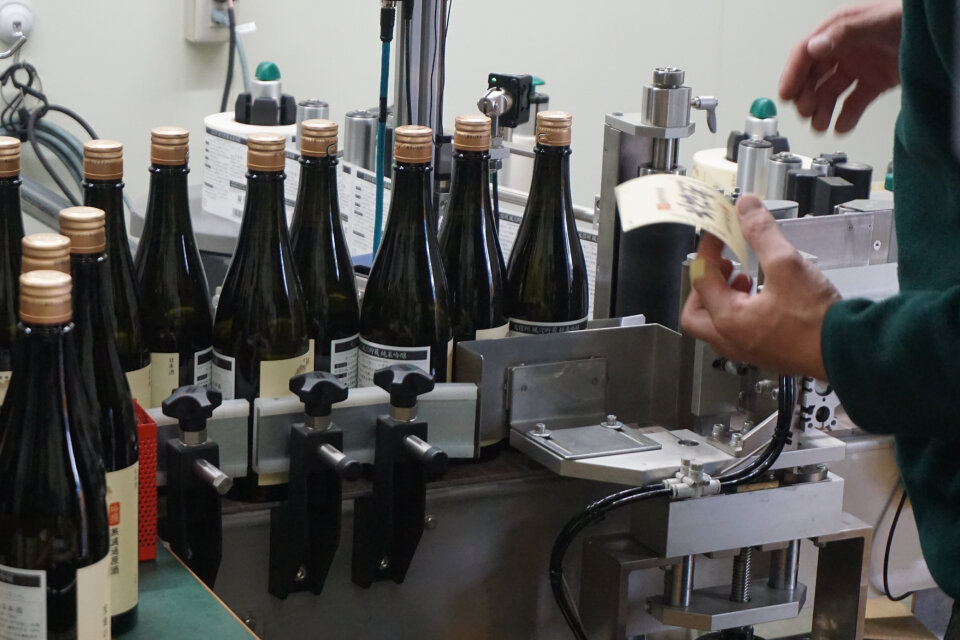 ラベラーを使いラベルを貼りつけている光景