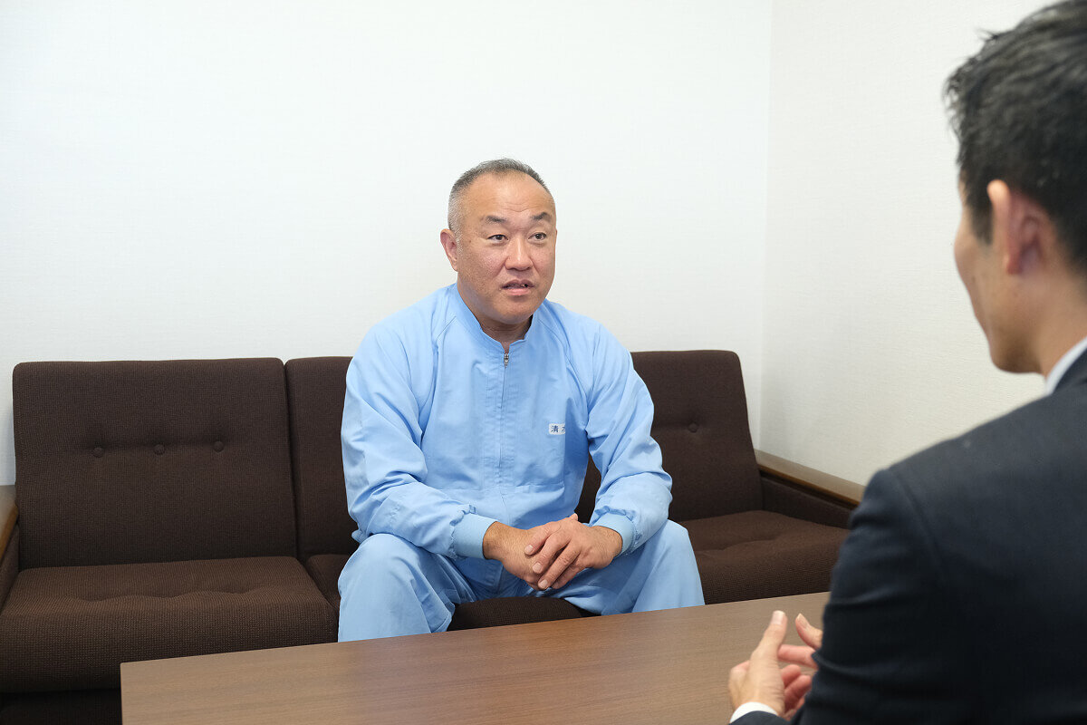 赤沼きのこセンター工場長の清水さま。インタビュー風景