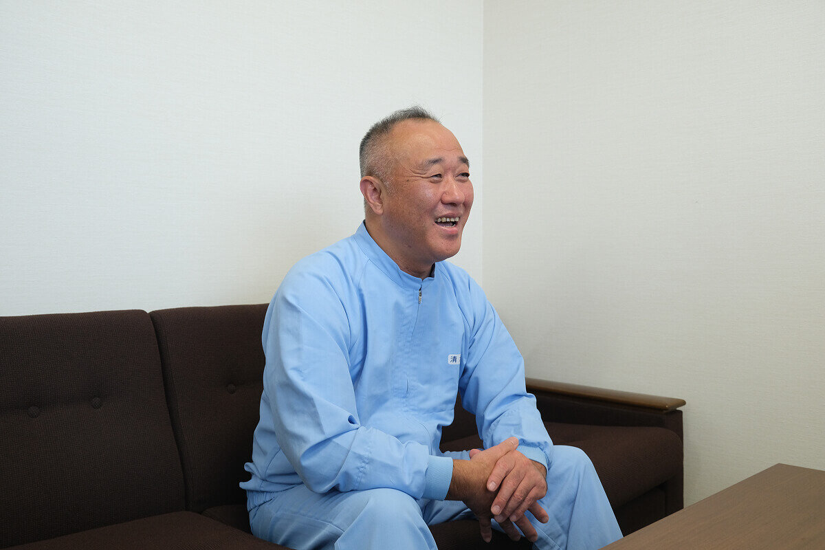 赤沼きのこセンター工場長 清水様へのインタビューの様子