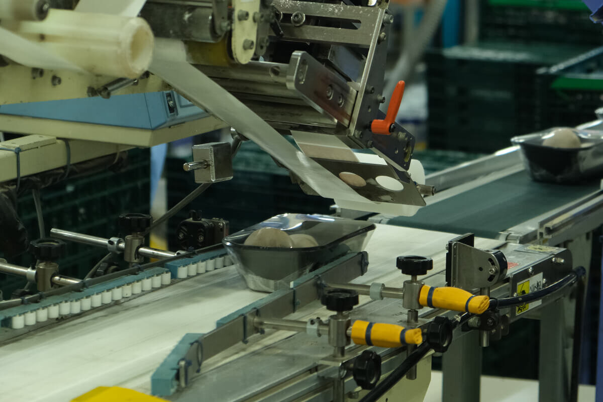 ラベラーでラベルを貼りつけている様子