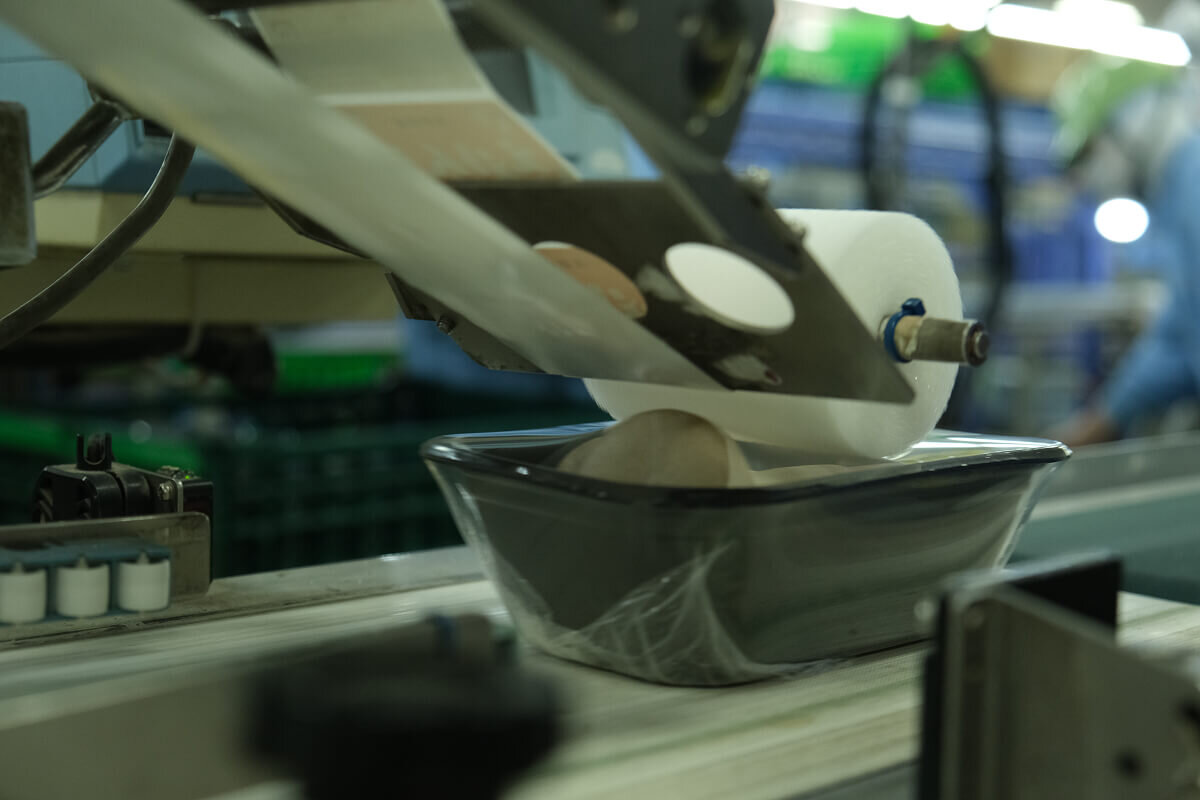 ラベラーでラベルを貼りつけている様子