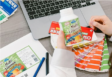 製品を持つ手