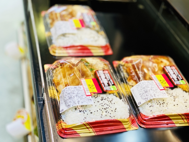 スーパーに並ぶ弁当の画像